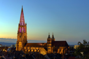 Motiv auf Tapete - Illuminierter Münsterturm Freiburg oder mit Eige...