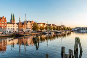 Wunschmotiv als Tapete - Museumshafen Und Altstadt Von Lübeck Am Ab...