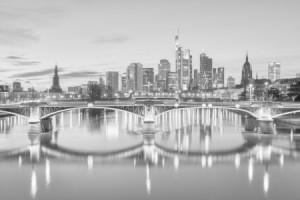 Wunschmotiv auf Tapete - Frankfurt Am Main Am Abend Schwarz-Weiß od...