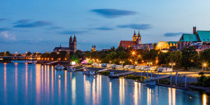 Bild auf Tapete - Skyline Magdeburg In Der Blauen Stunde oder mit E...