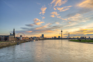 Motiv als Tapete - Die Skyline Von Düsseldorf Am Abend oder mit Eig...