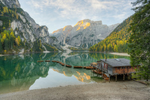 Wunschbild Tapete - Pragser Wildsee In Südtirol An Einem Herbstmorg...