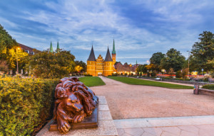 Wunschmotiv als Tapete - Holstentorplatz Lübeck oder mit Eigenem Foto