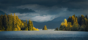 Wunschmotiv Tapete - Dramatisches Sonnenlicht Auf Bäumen Am See ode...