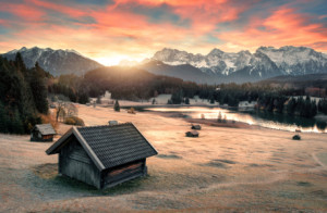 Fotos Tasse - Sonnenaufgang An Einem Bergsee Mit Einer Hütte oder m...
