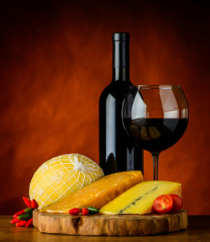 Motiv als Teppich - Rotwein Mit Verschiedenen Käsesorten oder mit E...