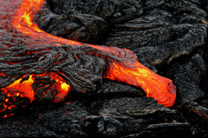 Wunschbild Teppich - Glühende Lava Tritt Aus Einer Erdspalte Aus od...