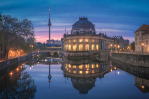 Bild auf Teppich - Bodemuseum In Berlin Panorama Blaue Stunde oder ...
