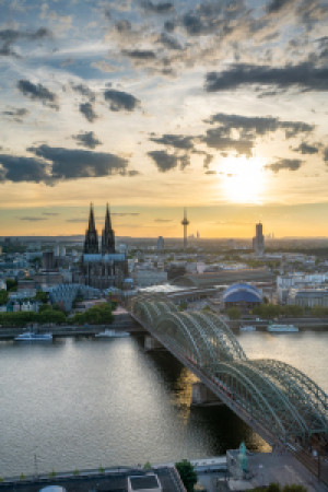 Wunschmotiv auf Teppich - Sonnenuntergang Über Der Skyline Von Köln...