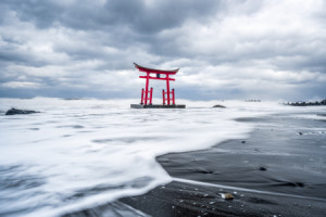 Motiv auf Teppich - Rotes Torii An Der Japanischen Küste Auf Hokkai...