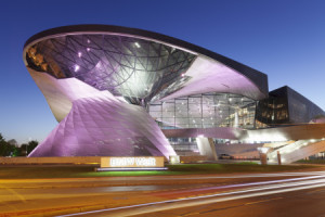 Foto auf Teppich - Bmw Welt In München Bei Nacht oder mit Eigenem F...