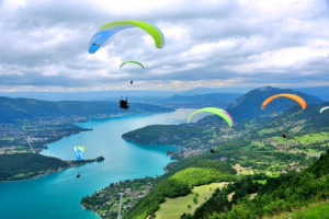 Wunschbild auf Tragetasche - Gleitschirmflieger Über Dem See Annecy...