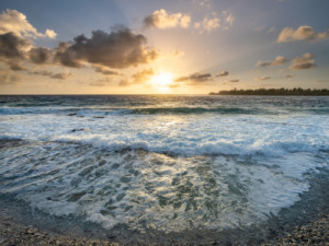 Bild auf Tragetasche - Dramatischer Sonnenuntergang Am Strand oder ...