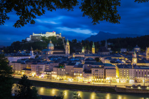 Foto auf Türfolie - Salzburg Bei Nacht oder mit Eigenem Foto