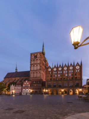 Wunschmotiv als Türfolie - Alter Markt In Stralsund Am Abend oder m...