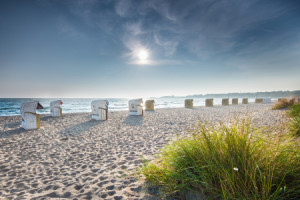 Bilder Türfolie - Ostseestrand Mit Strandkörben Im Sonnenaufgang od...