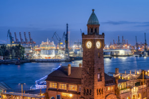 Motiv als Türfolie - Hamburger Hafen Und Pegelturm Bei Nacht oder m...