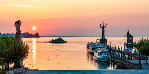 Motiv Türfolie - Fähre In Konstanz Am Bodensee Bei Sonnenaufgang od...