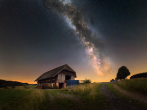 Foto auf Türfolie - Milchstraße Über Einer Scheune Im Schwarzwald o...