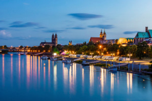 Motiv auf Türfolie - Magdeburg Mit Dom Und Johanniskirche Bei Nacht...