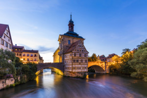 Wunschbild auf Untersetzer - Altes Rathaus In Bamberg Am Abend oder...