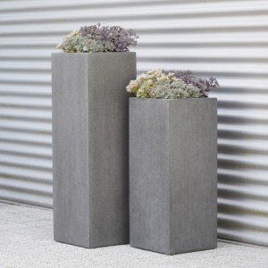 Flingora Vase »Temple« mit Einsatz - Fiberglas Pflanzvase - Indoor & Outdoor - Matt Staubgrau - 31 x 31 x 97 cm