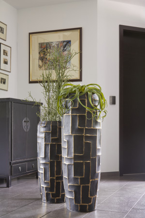 Flingora Vase »Mara« mit Einsatz - Fiberglas Pflanzvase - Indoor - Matt Samtschwarz / Gold - Höhe 98 cm / Ø 35 cm