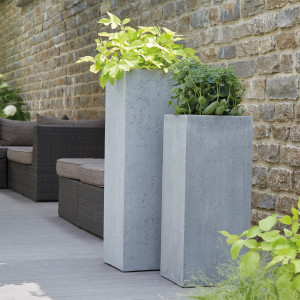 Flingora Vase »Temple« mit Einsatz - Fiberglas Pflanzvase - Indoor & Outdoor - Matt Zementgrau - 31 x 31 x 97 cm