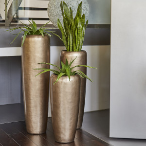 Flingora Vase »Cleo« mit Einsatz - Fiberglas Pflanzvase - Indoor - Metallisch Bronze - Höhe 75 cm / Ø 34 cm