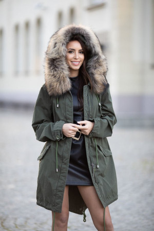 Parka damska w kolorze khaki z obszyciem z naturalnego futra z jenota.