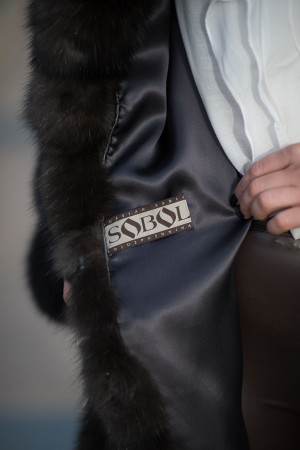 Eleganckie futro z soboli naturalnych.