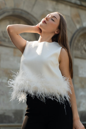 Elegancki top zdobiony strusimi piórami