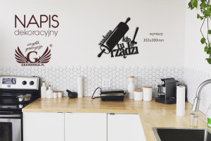 Napis dekoracyjny - wiadomo kto tu rządzi - wycinany laserem - NAP011