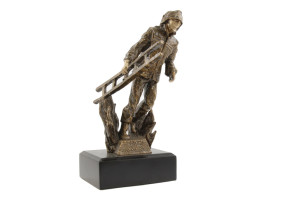 Statuetka Strażak z drabiną - atrakcyjna figurka odlewana - wysokość 19 cm - FOL083
