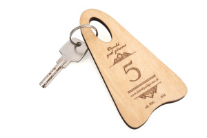 Brelok drewniany Bigbrel 2 - kolor naturalny - wym. 60x120mm - BD077