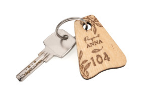 Brelok drewniany Jaś 2 - kolor naturalny- wym. 50x38mm - BD081