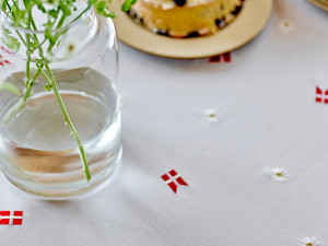 Södahl Födelsedagsduk 140x220 cm - 100% bomull -  Grattis - Vit med broderi