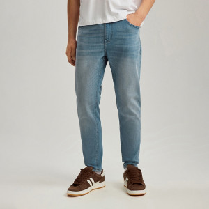 Jasnoniebieskie jeansy carrot fit z efektem sprania - House - niebieski - 758DJ-54J
