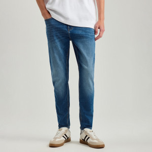 Niebieskie jeansy carrot fit z mocnym efektem sprania - House - niebieski - 758DJ-55J