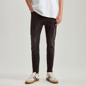 Czarne jeansy carrot fit z mocnym efektem sprania - House - czarny - 758DJ-99J