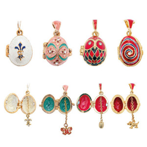 L'Homme Moderne Le lot de 4 pendentifs et leurs surprises