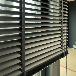 Żaluzja aluminiowa 50 mm czarna w rozm. 2320x2765 cm