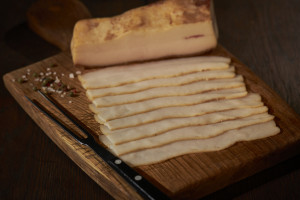 geräucherter Speck geschnitten
