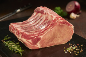 Schweinerücken mit Knochen