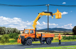 Unimog U 2450L z podnośnikiem koszowym