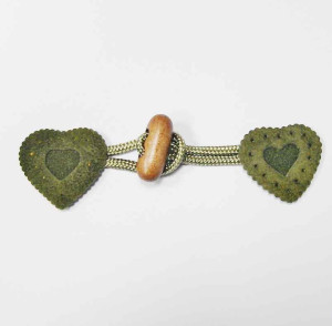 Kinder Knebelverschluss Herz olive