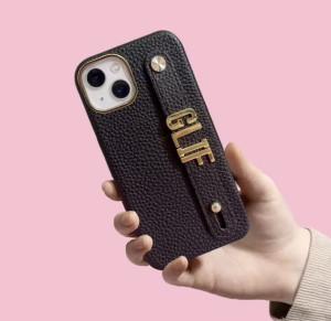 Czarne etui z paskiem z imieniem Iphone 16 pro