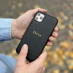 czarne skórzane etui z personalizacją iphone 16