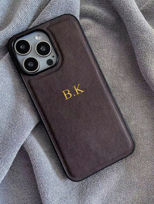 czekoladowe skórzane etui z personalizacją iphone 15