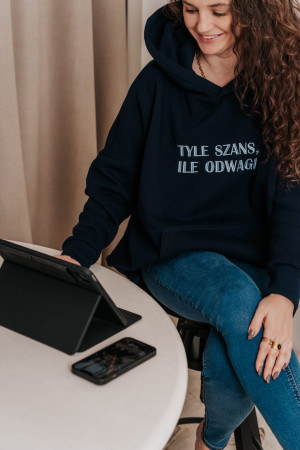 granatowa bluza z haftem TYLE SZANS ILE ODWAGI